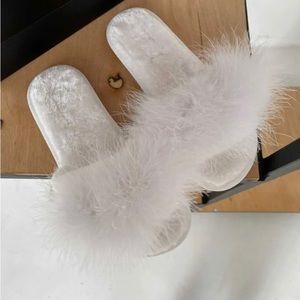 The RobeUa Feather White Bridal Slippers